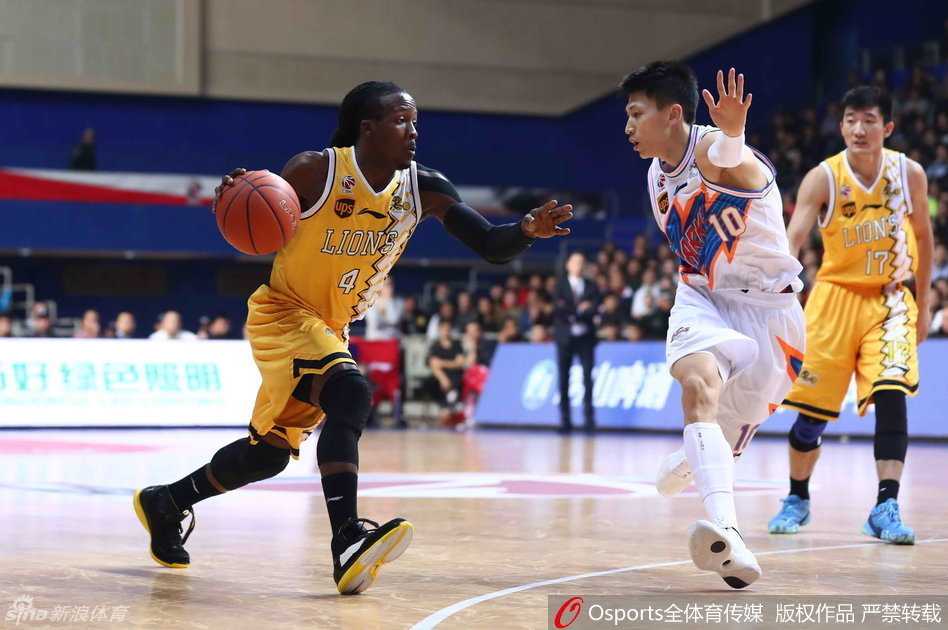 广厦队魂林志杰运球晃动后突然干拔，出手姿势美如画，篮球在空中划出完美弧线飞向篮筐