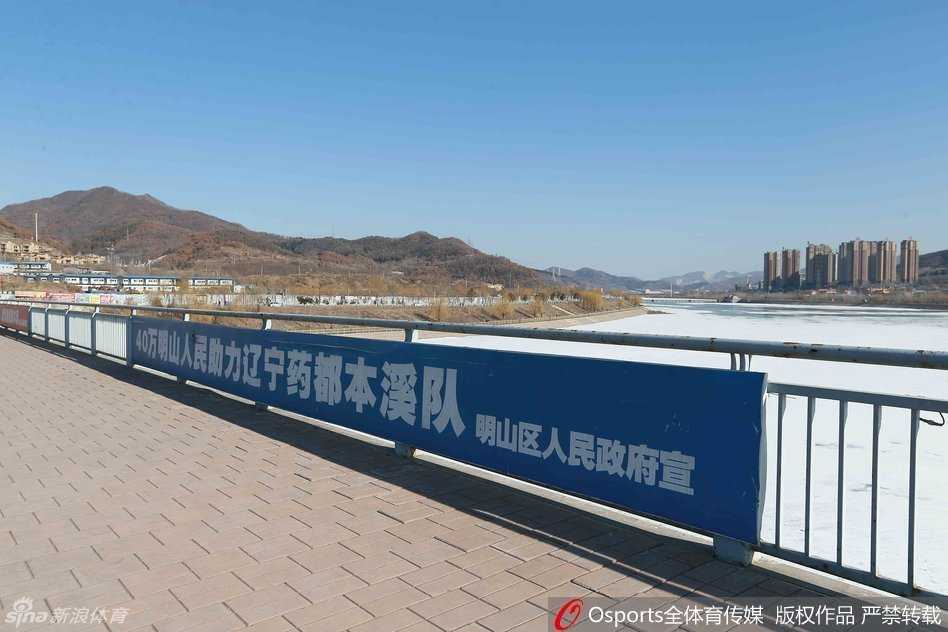 售票窗口前，球迷们摩肩接踵，排起了蜿蜒的长龙，有人探身向前急切地询问余票情况，有人手中紧握着钞票，眼神中满是渴望与焦灼，生怕错过这难得的现场观赛机会