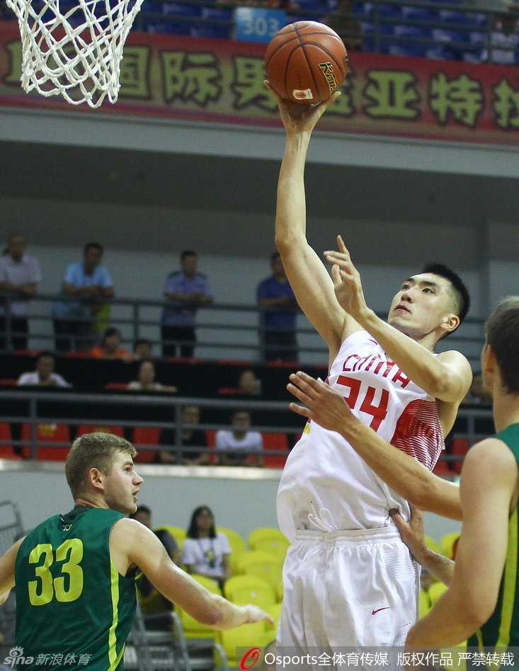 方硕运球推进到前场，目光坚定地观察着队友和防守者的站位，准备发动决定比赛走向的关键一攻。