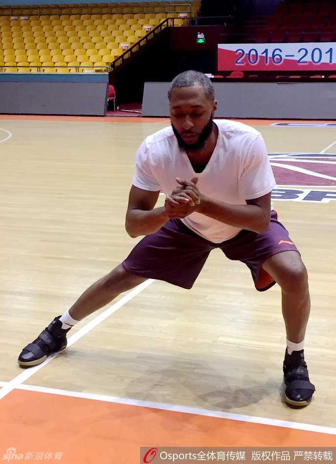 普莱斯在山东男篮训练馆中目光坚定，专注进行投篮热身，举手投足间流露出迎接老东家的自信