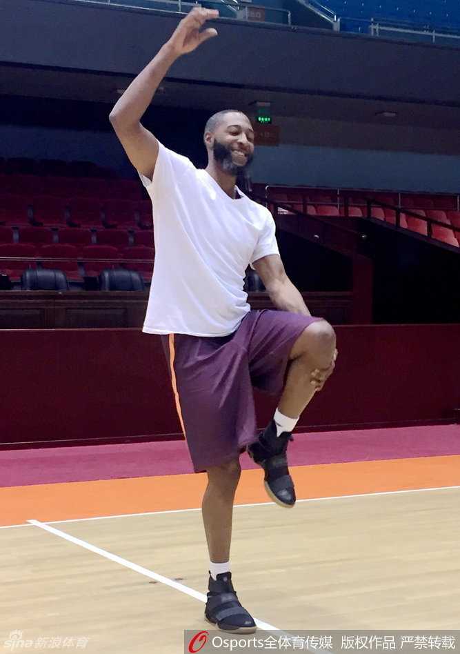 普莱斯在训练中出手三分，手型标准，皮球在空中划出优美弧线，仿佛预示着未来比赛中的关键一击