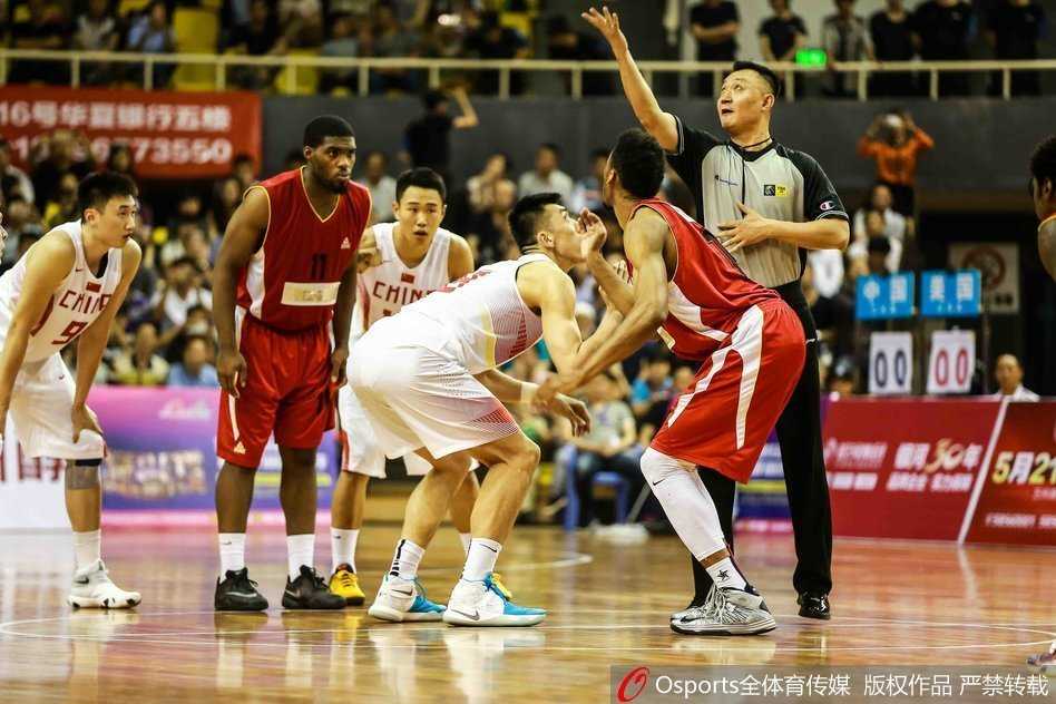 宏伟的万州体育馆内座无虚席，蓝色的座椅与明亮的灯光下，球迷们期待着比赛的开始。