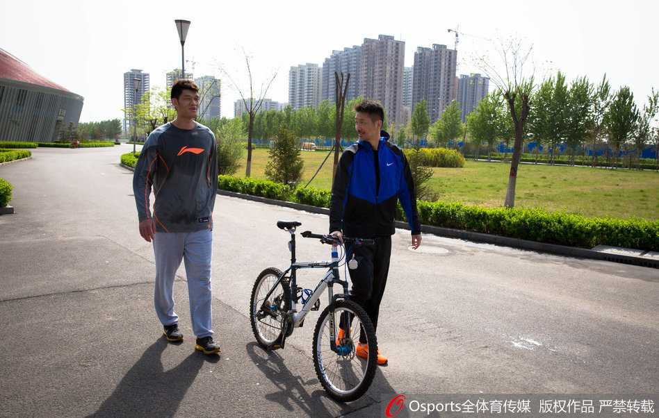 队长张学文在跑圈训练中展现出‘拼命三郎’的本色，尽管大汗淋漓浸湿了球衣，但他依然紧咬牙关，摆动双臂，步伐坚定地跑过镜头。