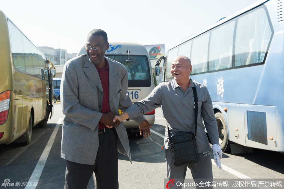 等待多时的球迷们翘首以盼，人群中有人举着自制的欢迎牌子，上面写着“欢迎回家”的字样，每个人的脸上都写满了期待与喜悦。