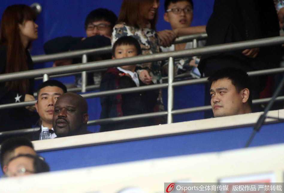 身披八一队战袍的王治郅缓步踏入球场中央，灯光打在他坚毅而平静的面庞上，全场球迷起立鼓掌，向这位为中国篮球奉献一生的“追风少年”致以最崇高的敬意。