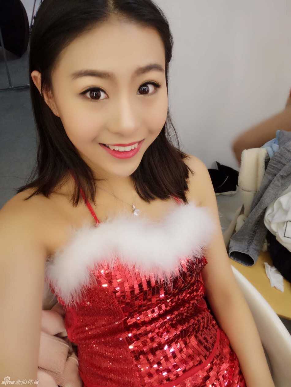 晓宁在水中舒展身体，长发如海藻飘动，画面唯美如童话