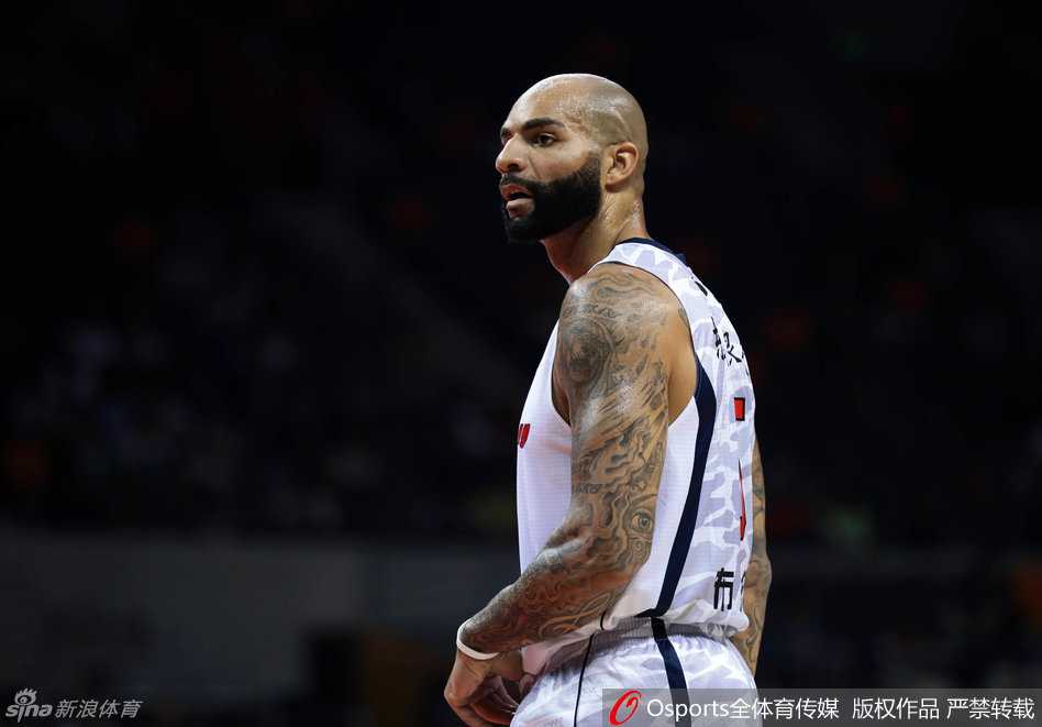 赵睿霸气外露，持球突破时眼神坚定，面对防守悍将毫无惧色，彰显新生代的无限活力。