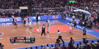 哈德森抢断得手后风驰电掣般杀向前场，犹如一道黑色闪电直插对手心脏地带，面对空篮轻松上篮得手，展现了其作为顶级外援在反击中无人可挡的绝对速度。