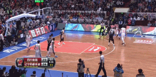 郭艾伦在三分线外持球，面对哈达迪的错位防守，他佯装突破，突然一个后撤步拉出空间，三分球如同精确制导的导弹，应声入网，突施冷箭令全场猝不及防。