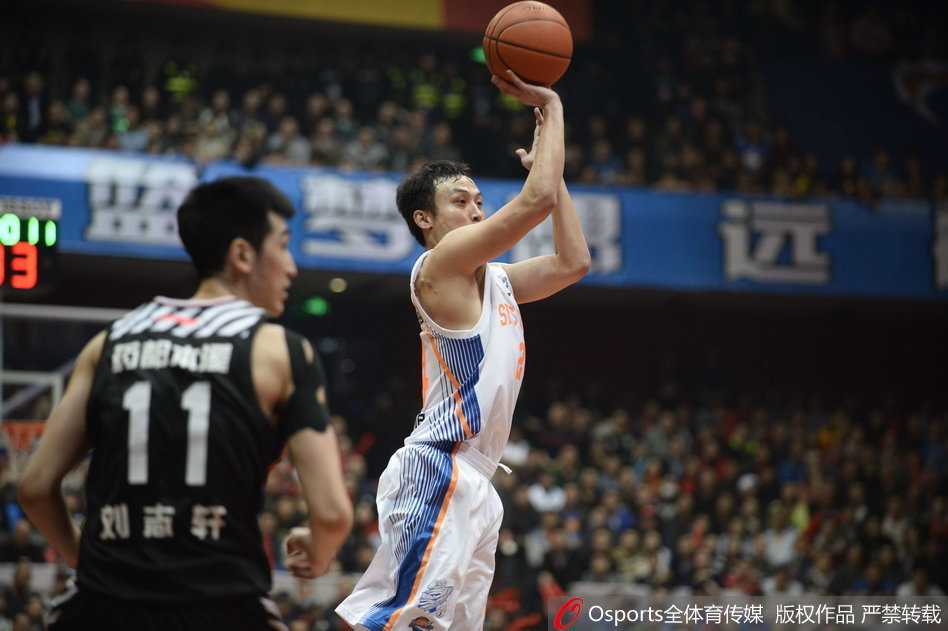 伊朗中锋哈达迪在开局阶段手感火热，面对韩德君的防守连续利用身高和柔和的手感投篮命中，几乎以一己之力包办了球队的前8分，展现了亚洲顶级内线的统治力。