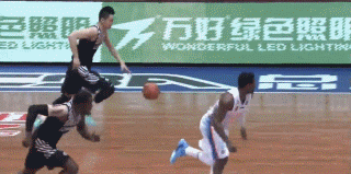 四川队前锋张春军展现出其看家本领，在身体失去平衡的情况下，依然凭借出色的核心力量和柔和手感，在空中完成了一次难度极高的挑篮动作，皮球在篮筐上颠簸两下后乖乖入网，充分体现了其扎实的基本功。