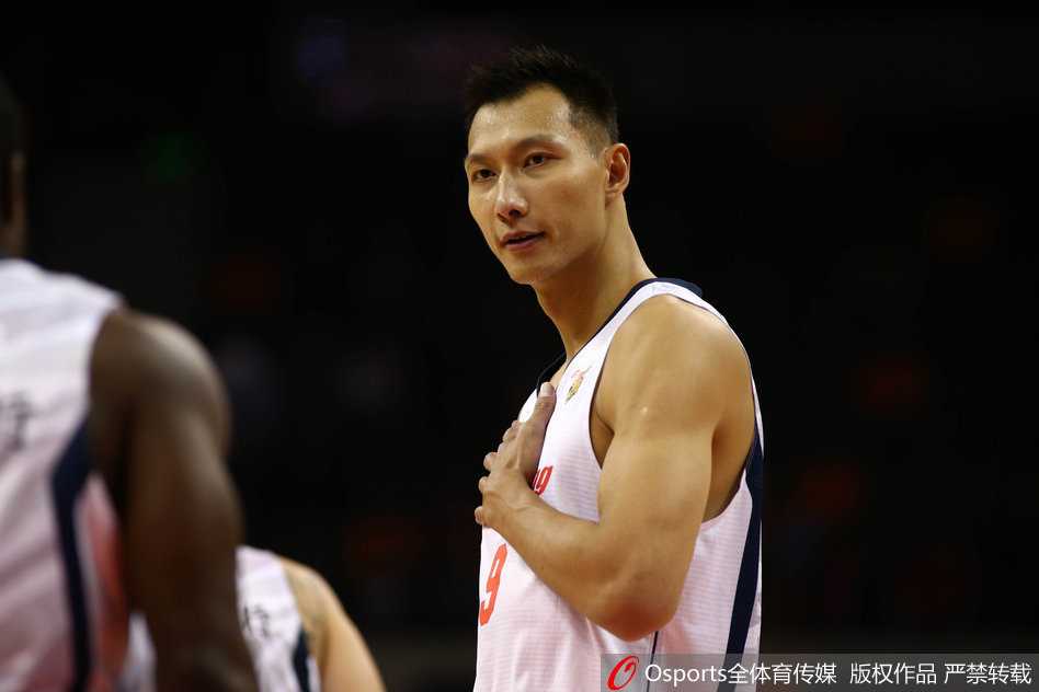 拜纳姆在人群中轻舒猿臂，巧妙地完成一次抢断，随后迅速发动反击，他的眼神灵动，充满了篮球智慧。