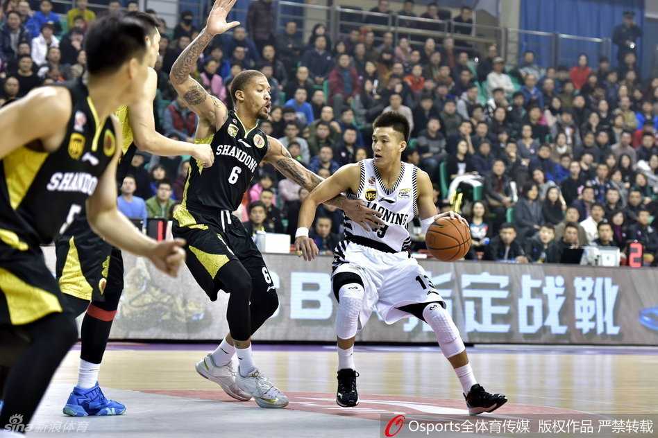 贺天举三分出手后球在空中旋转，他保持着完美的投篮手型，眼神紧紧追随飞向篮筐的皮球。