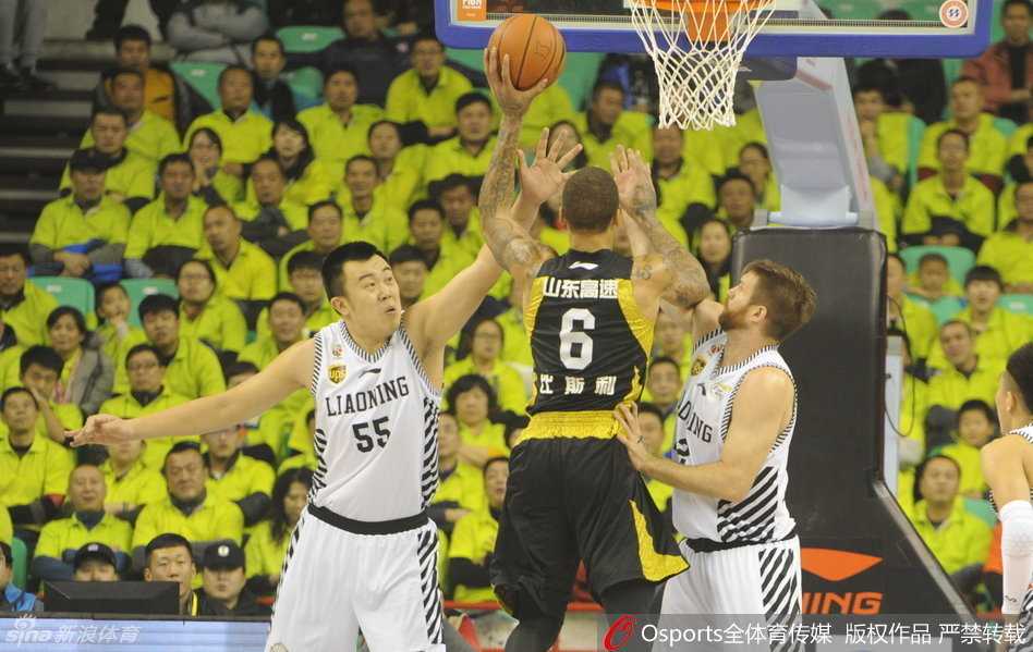 兰多夫单手劈扣瞬间，身体在空中完全舒展，手臂肌肉线条分明，仿佛一头暴起的猛兽。