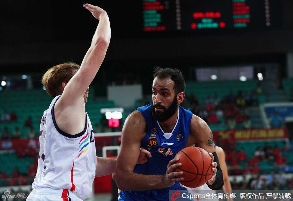 老将刘炜冷静持球，运筹帷幄，用经验引领球队的每一次进攻