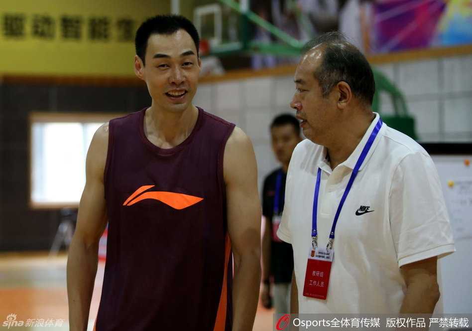 在折返跑的间隙，老将孟达双手撑膝，大口喘着粗气，汗水早已浸透了他的球衣，但眼神中依然透着坚毅。