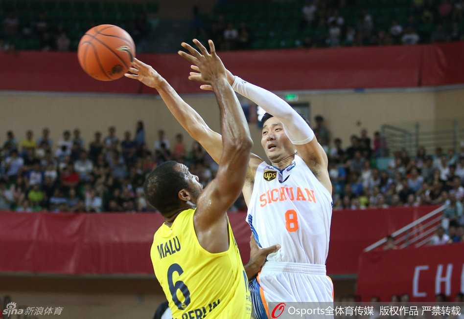 刘炜眼神锐利如鹰，身披四川战袍寸步不离贴身紧逼，欧洲后卫在他的窒息防守下艰难护球