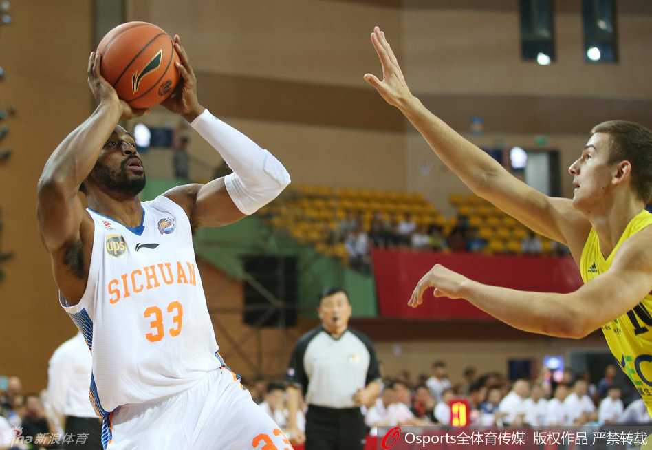 神射手孟达持球瞬间犹如利剑出鞘，面对扑防的德国球员，他冷静观察着场上的每一个跑位