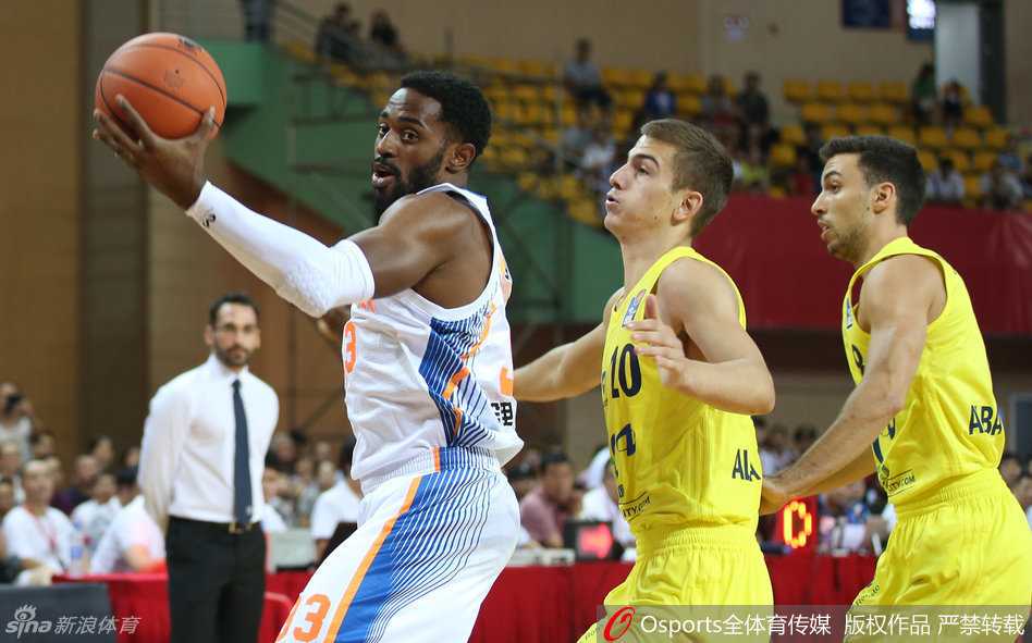 硬汉张春军篮下卡位背身单打，他用强壮的身躯扛开防守，展现出总决赛级别的对抗强度