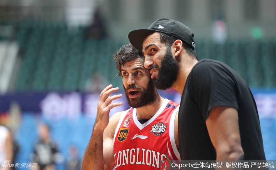 兰皮背身单打巴蒂斯塔，两人下肢激烈对抗，巴蒂斯塔手臂紧贴对手腰部寸步不让