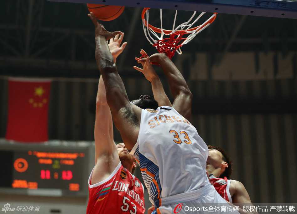 孟铎快速持球推进，杨敬敏侧身回防紧追不舍，两人在攻防转换中速度与姿态的比拼