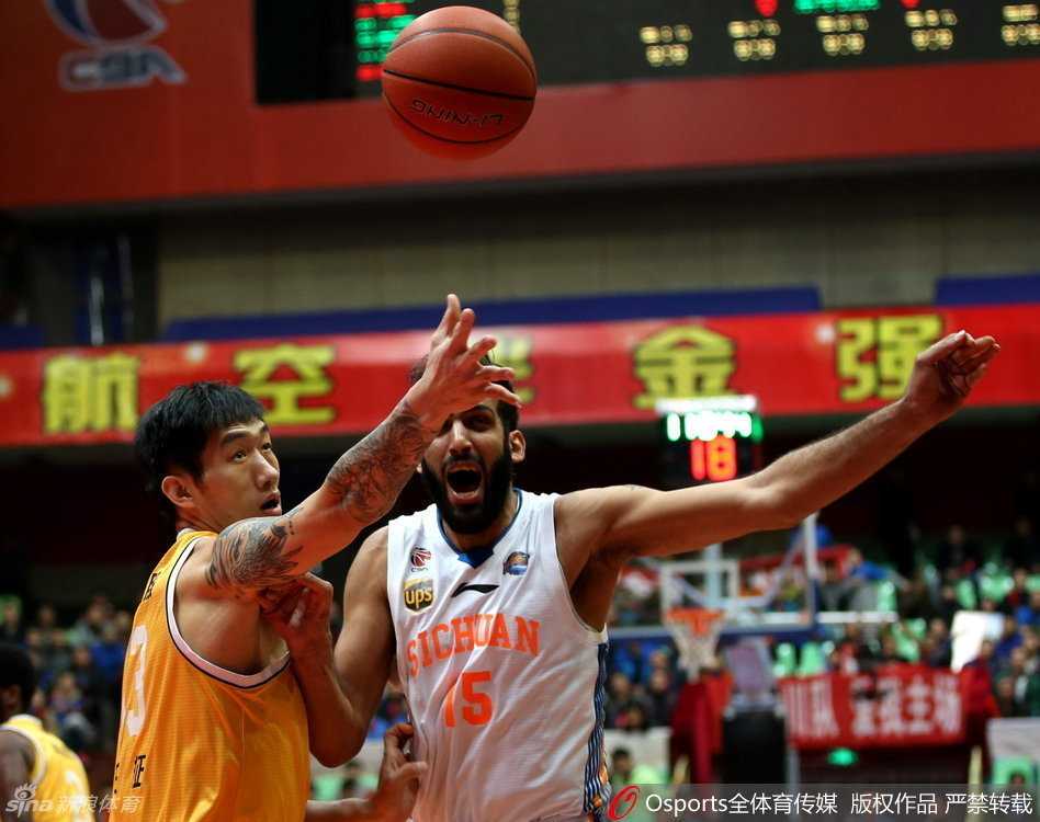 哈达迪与对方内线悍将手臂纠缠在一起，肌肉碰撞的瞬间尘土飞扬，谁都别想轻易在这场卡位战中占到便宜。