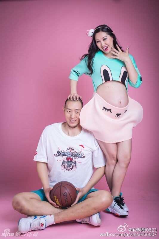 孙明明与徐艳在温馨的室内相视而笑，妻子的孕肚在柔光下显得格外圣洁，两人眼神交汇间传递着无声的爱意与对未来三口之家的美好憧憬。