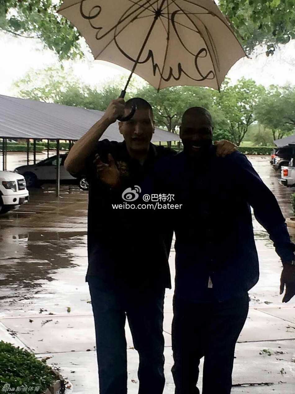 姚明面带微笑，用他巨大的手掌稳稳握住小小的篮球，这个动作仿佛一个缩影——他正用自己宽厚的肩膀，托起中国篮球明天的太阳。