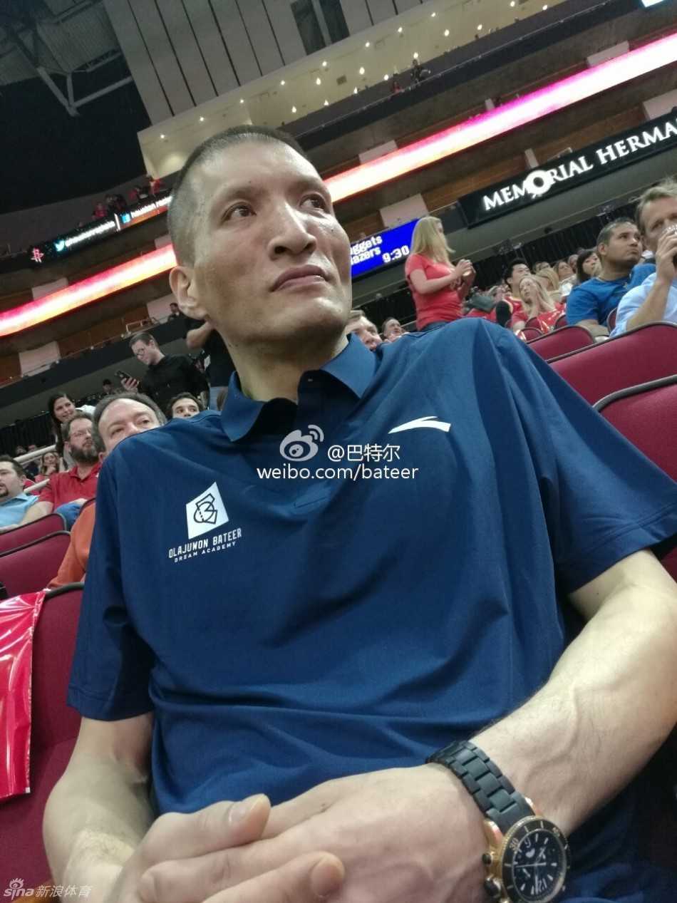 篮坛“男人帮”重聚首，姚明与昔日战友们笑容满面，即便退役多年，他们依然是中国篮球最坚实的脊梁与守护者。