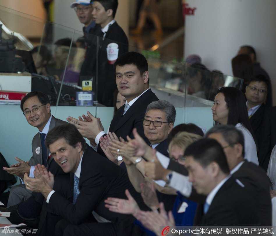 启动仪式上的温情时刻，姚明与香港特殊奥运会运动员代表亲切互动，他主动弯腰与轮椅上的运动员平视交流，画面感人至深。