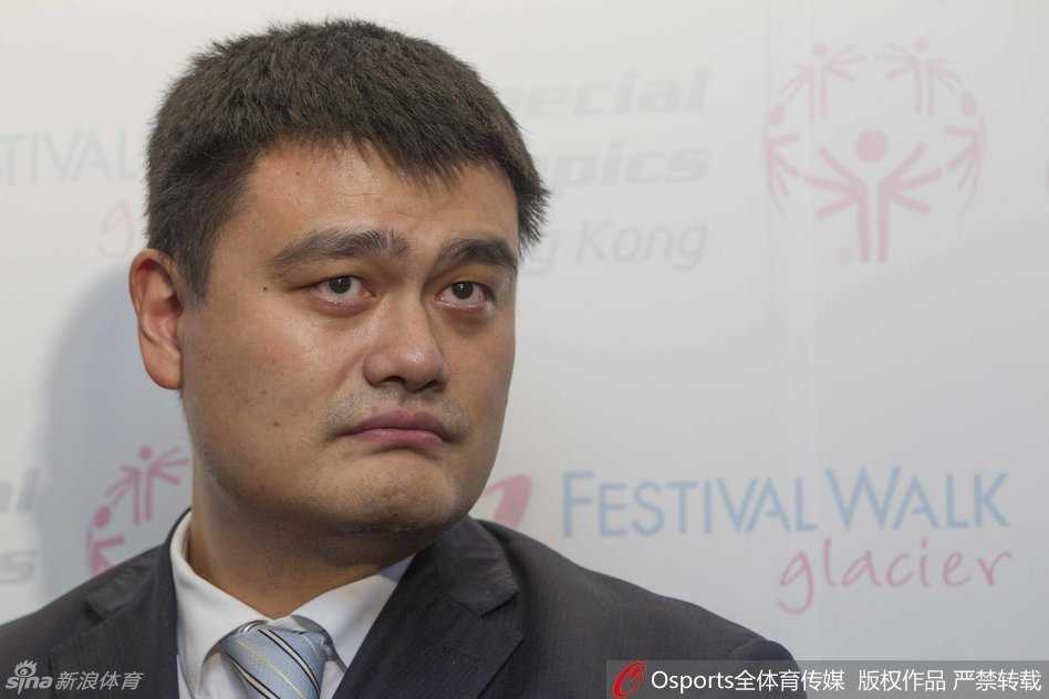 在新闻发布会上，姚明面对众多话筒神情专注而放松，眉宇间透露出对特殊奥林匹克事业的坚定信念与深切关怀。