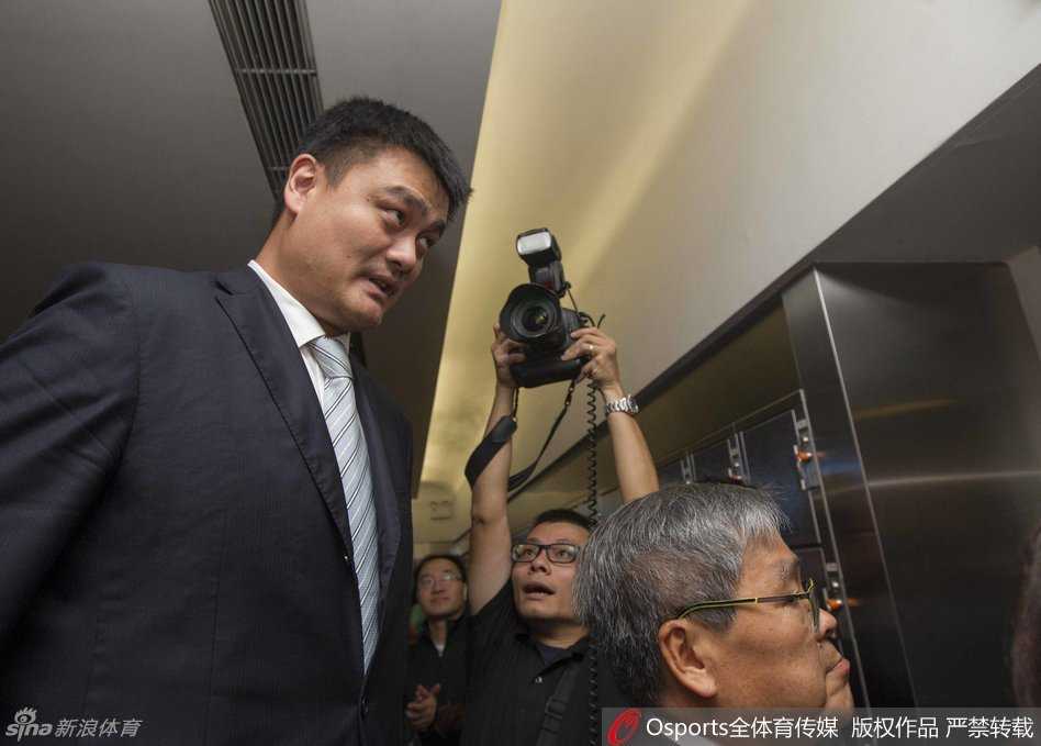 在启动仪式的尾声，姚明与众人合影留念，他稳居人群中仍如灯塔般醒目，象征着特奥运动指引希望的前行方向。