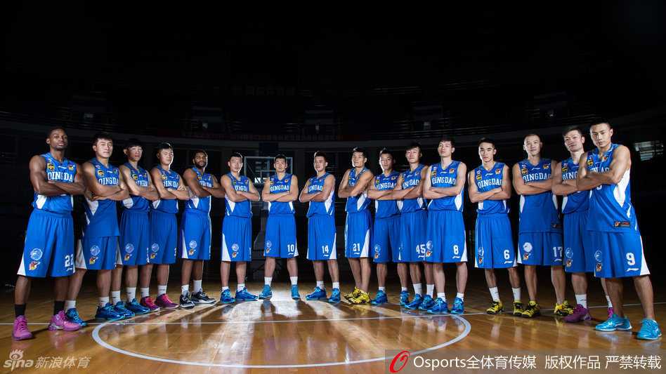 主教练巩晓彬在场边运筹帷幄，双手抱胸的姿态尽显“逍遥王”的霸气，他的每一次决策都牵动着比赛的走向。