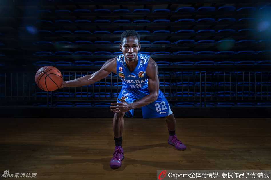 场上激战正酣，青岛队的球员们积极跑位，孙杰、刘威在外线寻找机会，场上的每一个人都是巩晓彬战术体系中的重要棋子。