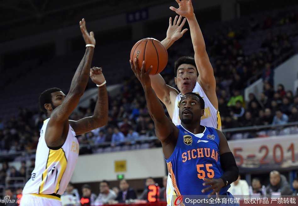 霍尔曼在对手头顶上演左手大力暴扣，展现绝对力量