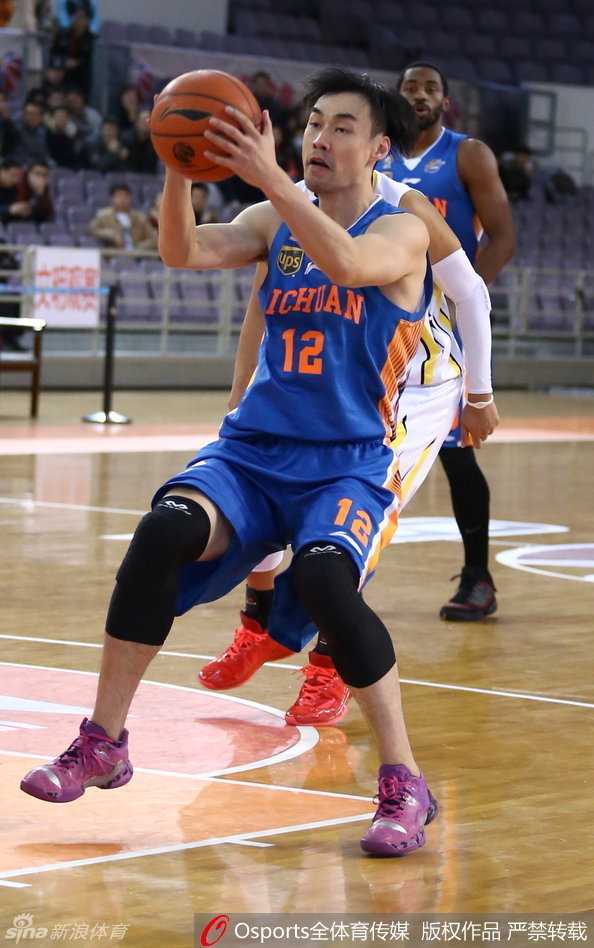 孟达接球后果断出手，皮球划出完美弧线飞向篮筐