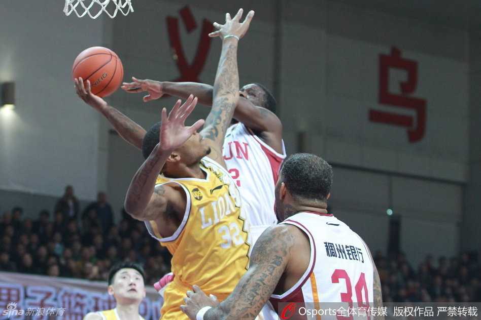 许钟豪双手暴力灌框，眼神坚毅，内线霸主气势尽显