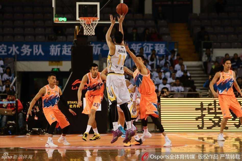 张兆旭高高跃起，在多名对手的头顶上将篮板球稳稳摘下，展现了他在防守端的统治力。