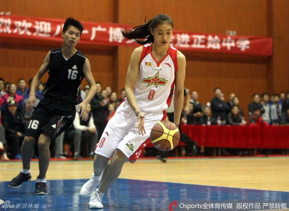 在人群中，陈楠露出了亲切的笑容，耐心地满足着身边每一位同学想签名合影的小愿望