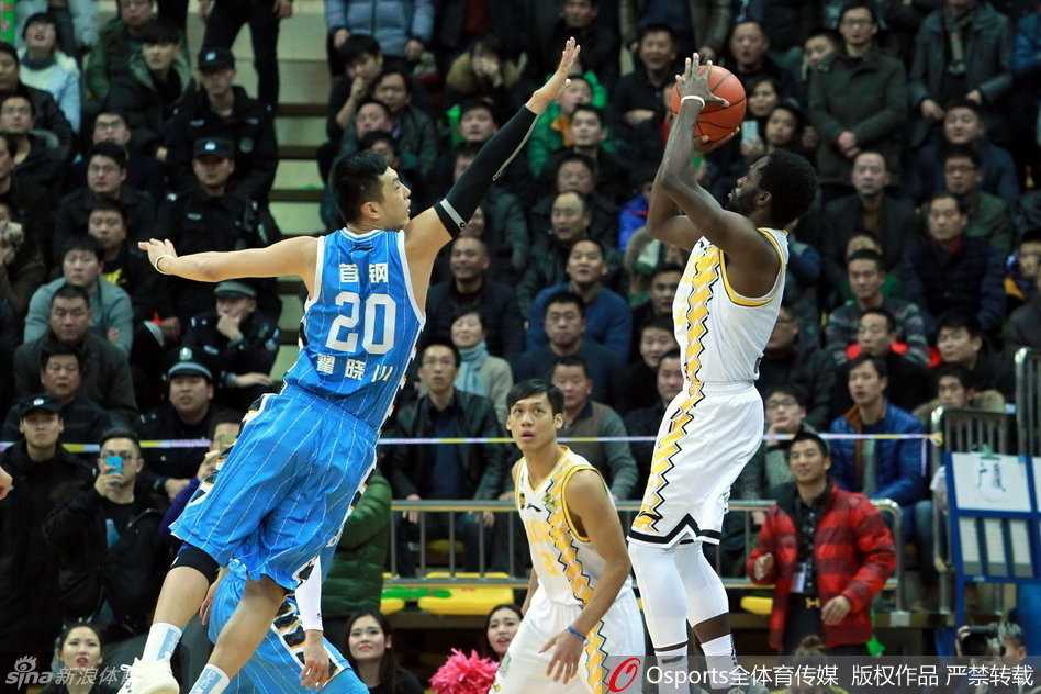 霍尔曼在篮下展现自信的单打能力，他用力倚靠着防守球员，眼神坚定，准备用标志性的转身跳投为球队续上火力。