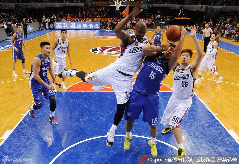 麦克奎尔拼抢中狠狠砸向柳伟，两人倒地后眼神对峙，火药味瞬间弥漫