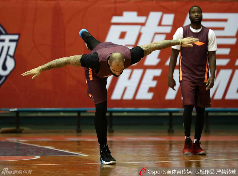 布泽尔在训练中舒展双臂，动作幅度极大，宛如大鹏展翅，瞬间点燃了训练场的激情。