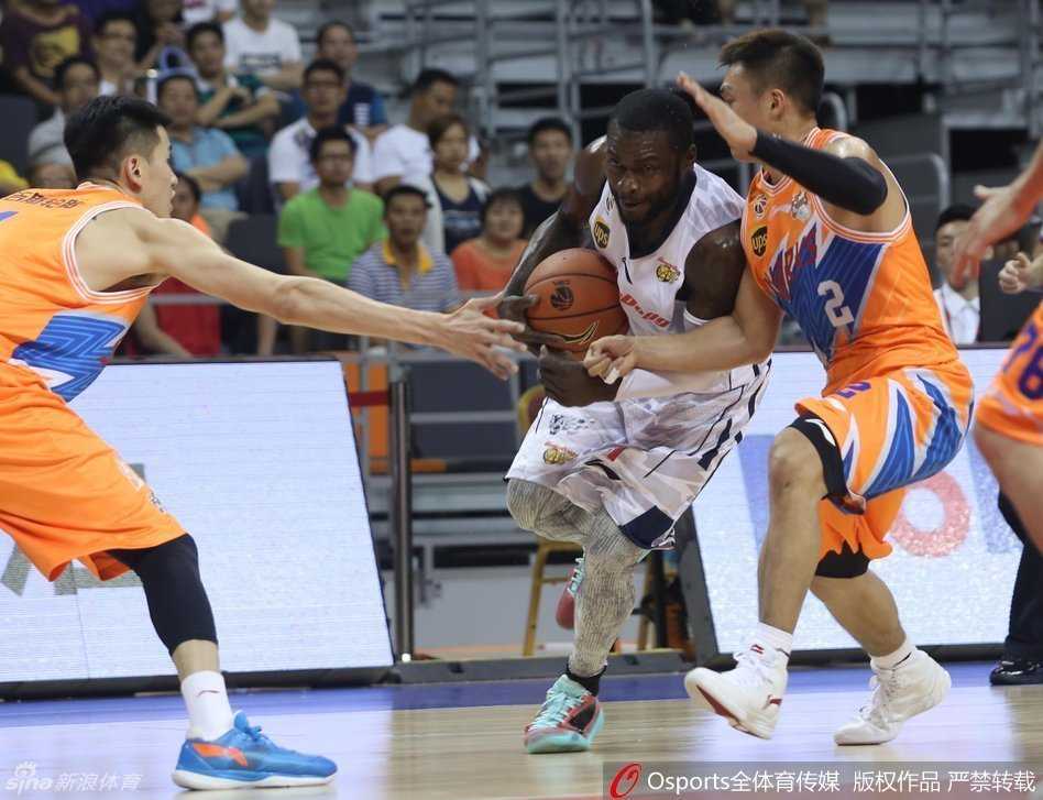 拜纳姆如利刃般刺透防线，闪电般的突破上篮，让东莞队的防守球员只能望尘莫及。