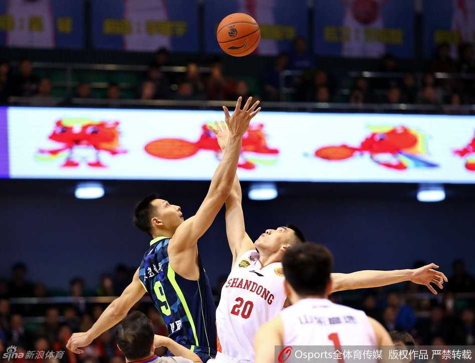 比斯利用标志性的交叉步突破防守，面对易建联的补防强行上篮