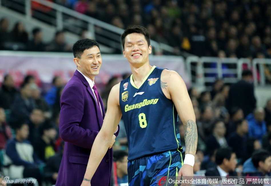 朱芳雨眼神坚毅持球突破，防守球员只能望其项背