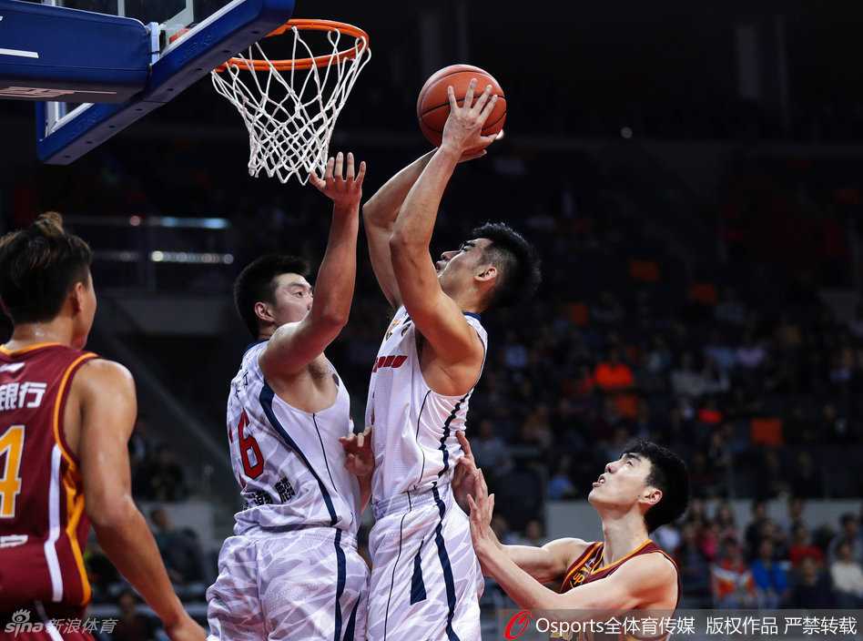 任骏飞腾空而起，单手劈扣，暴力美学点燃全场