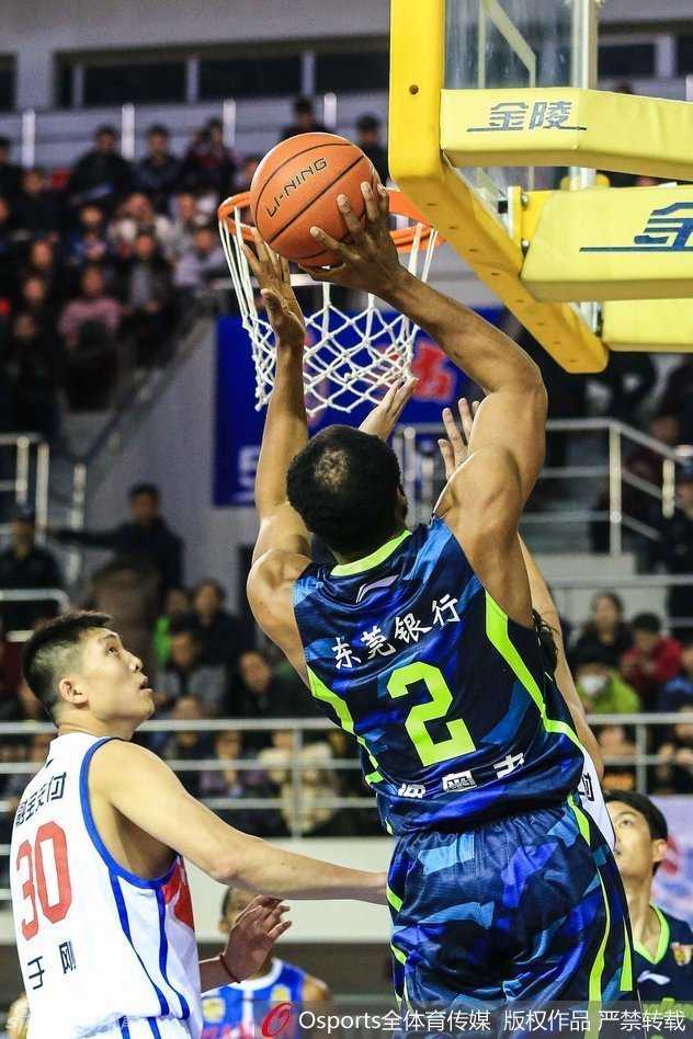 周湛东面对双人包夹沉着护球，眼神中透露出与年龄不符的冷静，寻找传球契机。