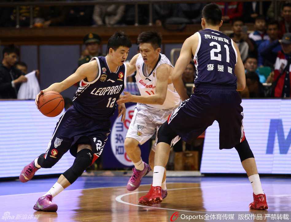 高尚在人群中强行起跳，他顶着防守球员完成了这次高难度的跳投，展现了年轻球员的冲击力。