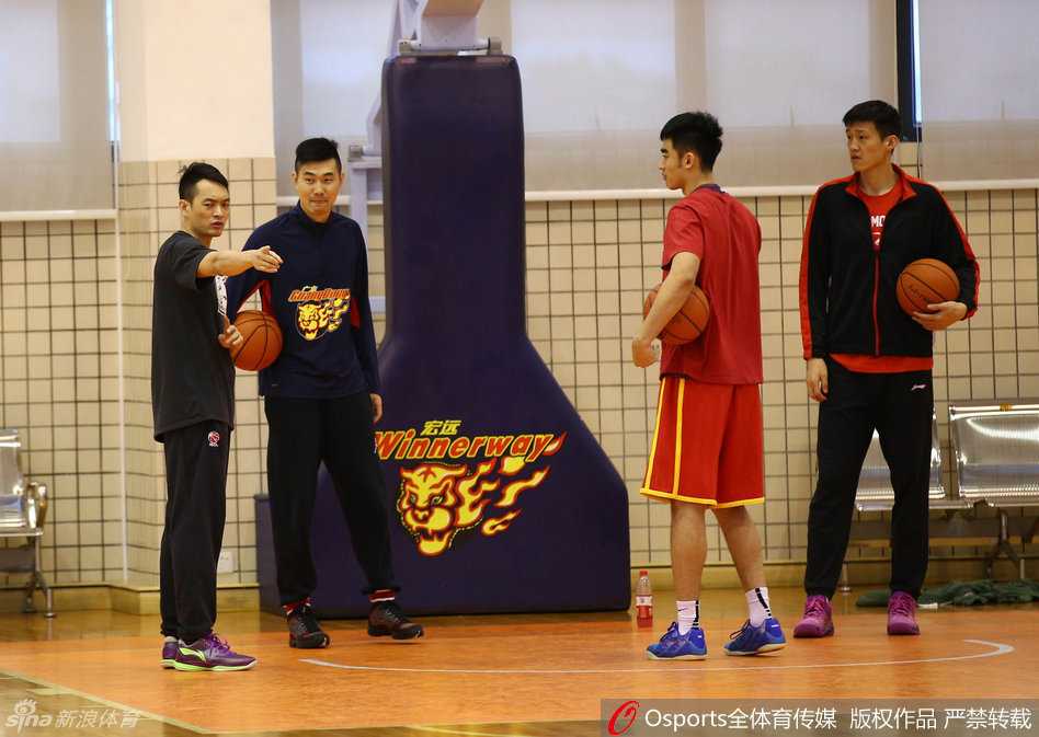 陈江华在场地边进行韧带拉伸，神情专注，为即将到来的高强度对抗做好充分准备