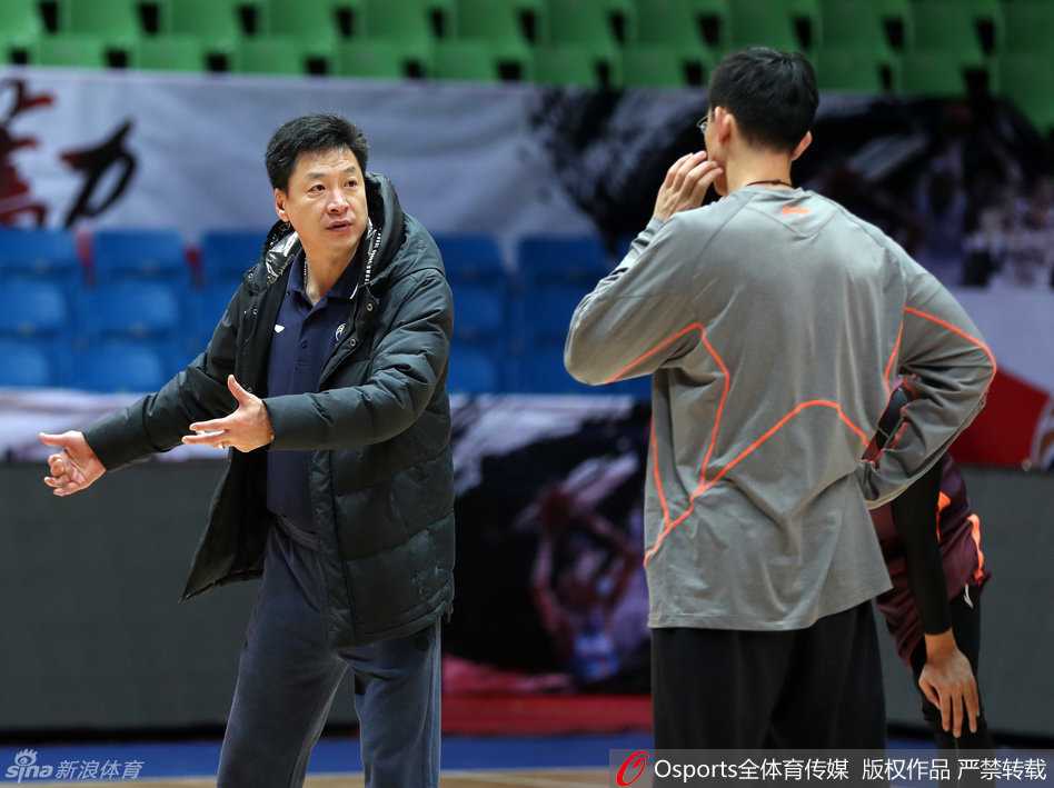 训练间隙，李春江指导拉着福特森，双手比划着战术跑位，神情严肃而专注。福特森则虚心聆听，不时点头，仿佛要将教练的每一个字都刻在脑子里。这是经验与执行力的无声碰撞。